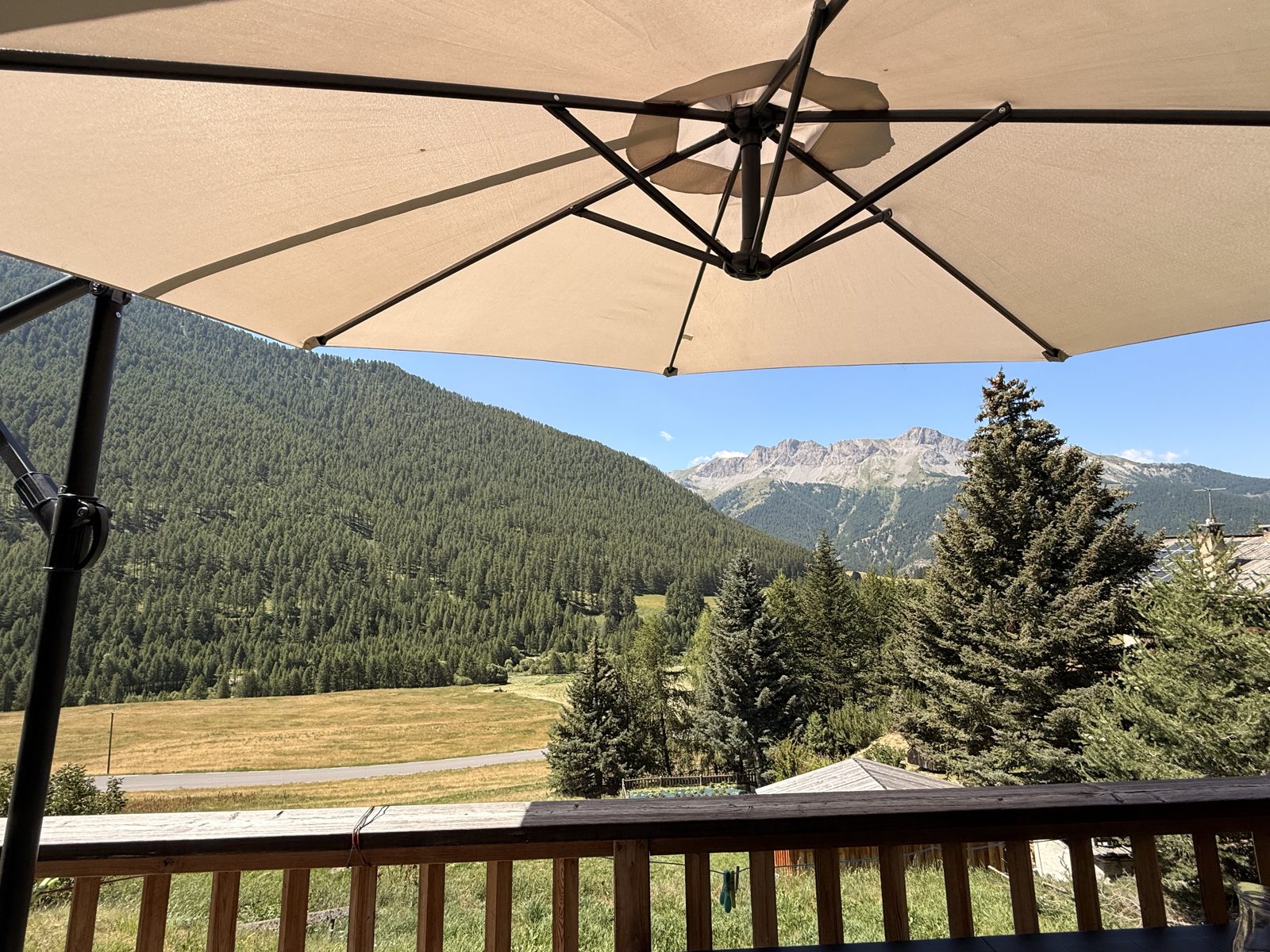 Vue sur la vallée du Coin depuis le balcon du chalet Leyvoraz, Molines-en-Queyras