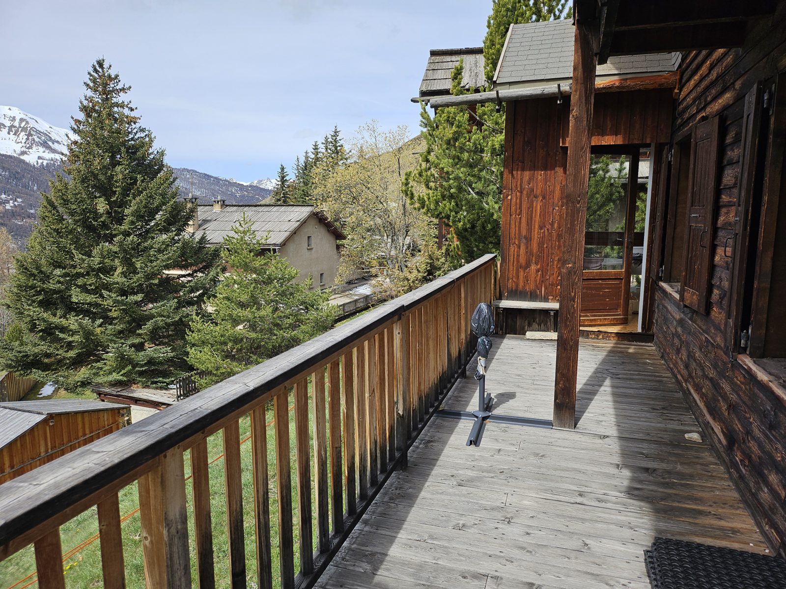 Grand balcon en bois du chalet en été