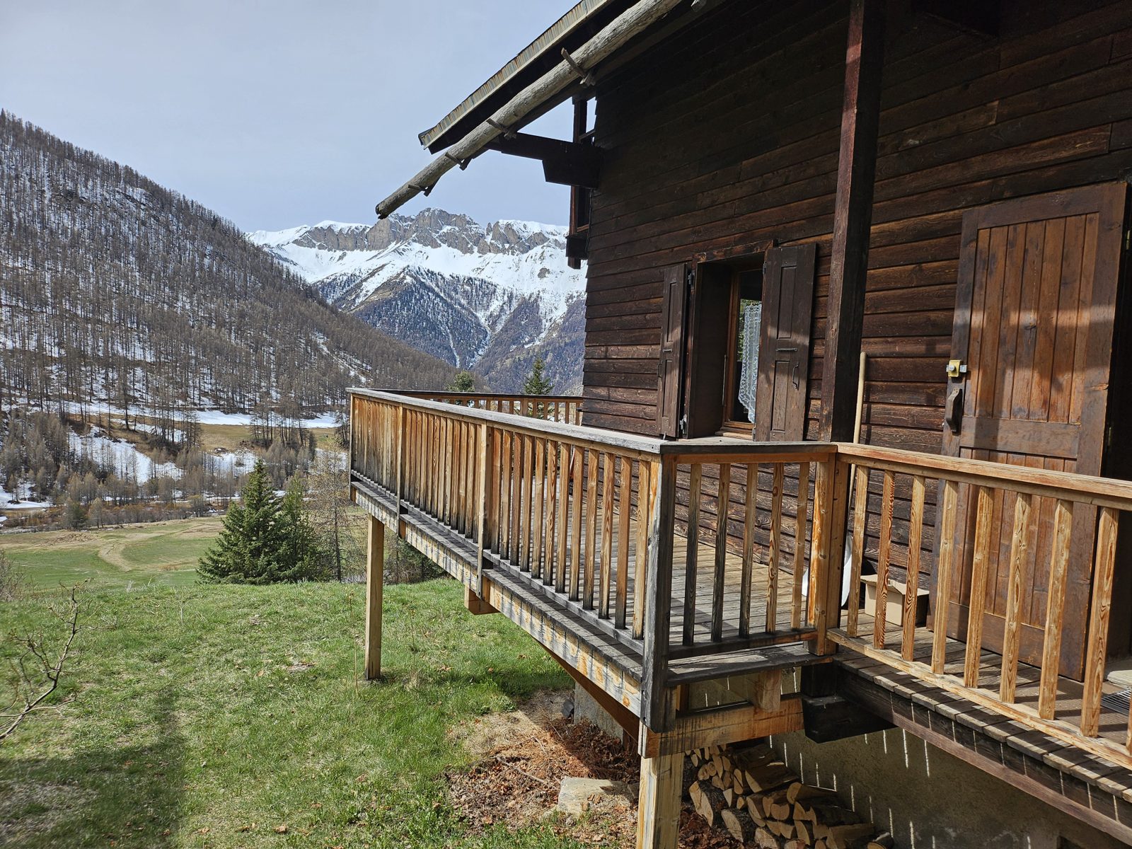 Balcon du chalet avec les sommets du Queyras