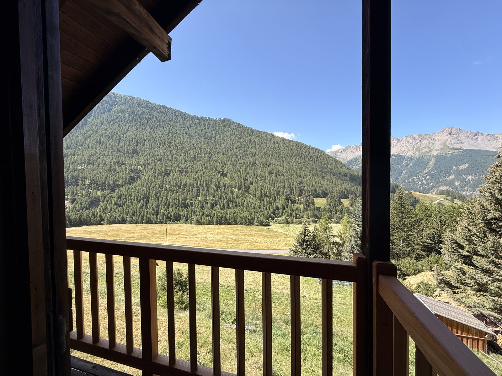 Vue sur la vallée depuis le balcon de la chambre 1