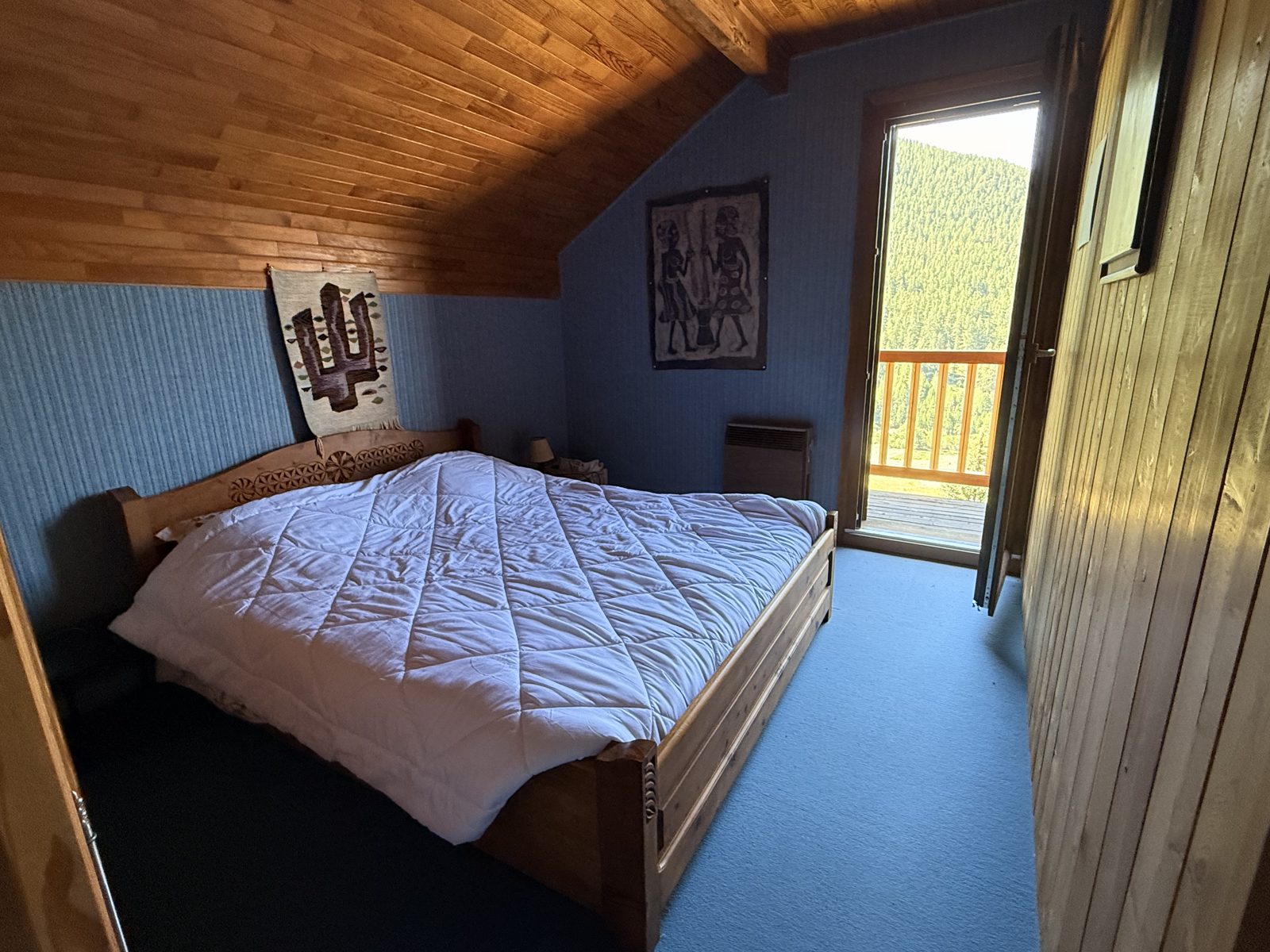 Chambre 1 du chalet, lit double 150 avec accès balcon