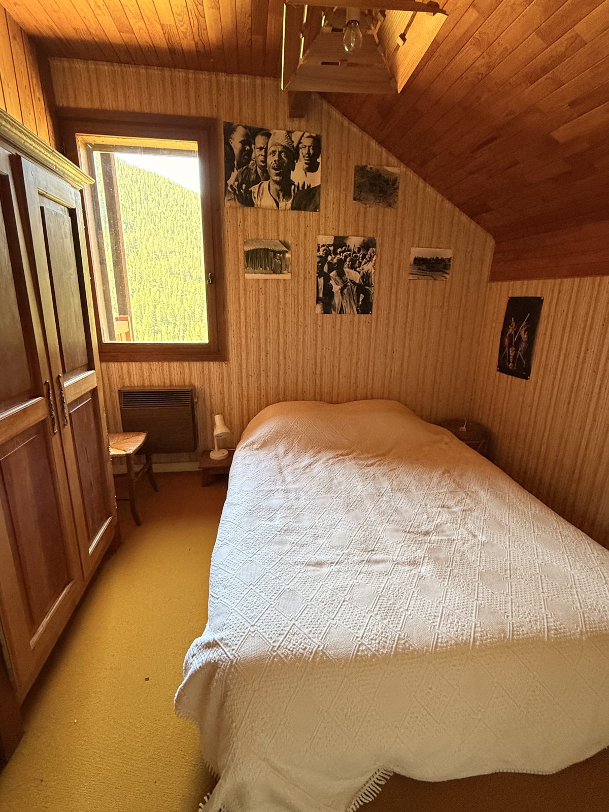 Chambre 2 du chalet, lit double 140 sous pente