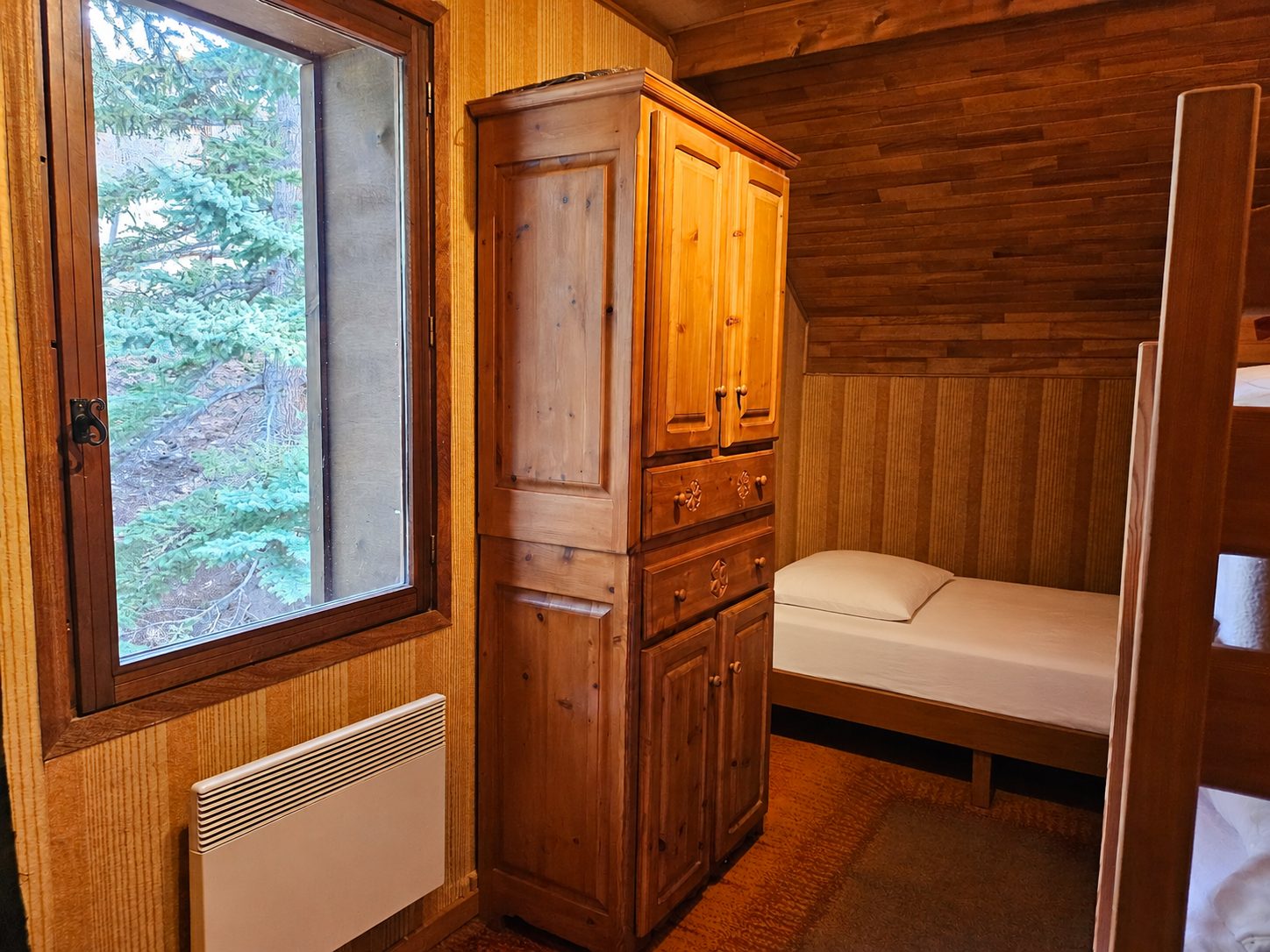 Chambre 3 : lit simple de 90 et armoire