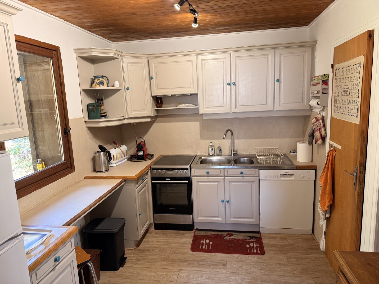 Cuisine équipée du chalet : four, plaque vitrocéramique, lave-vaisselle