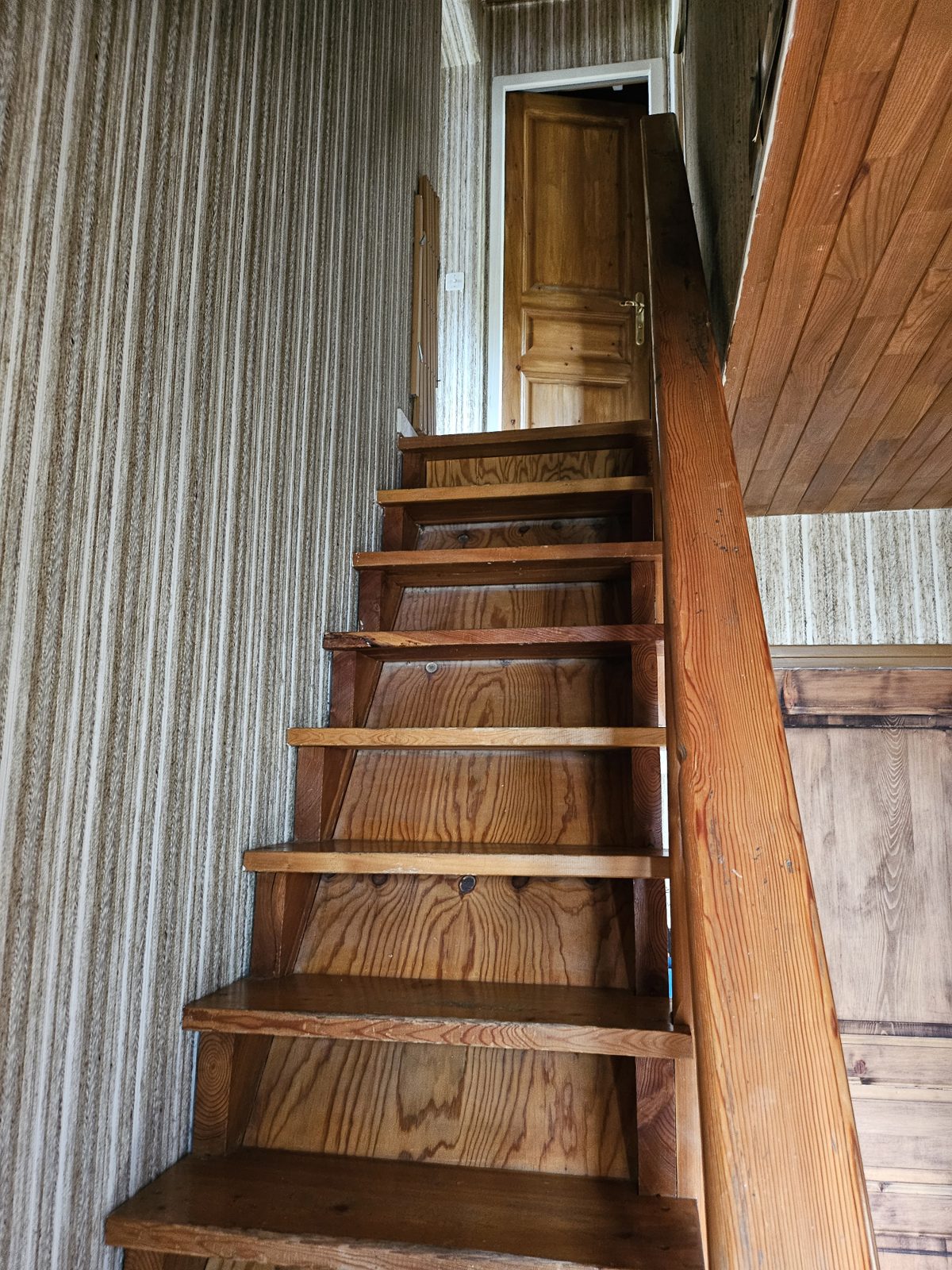 Escalier en mélèze vers le 1er étage