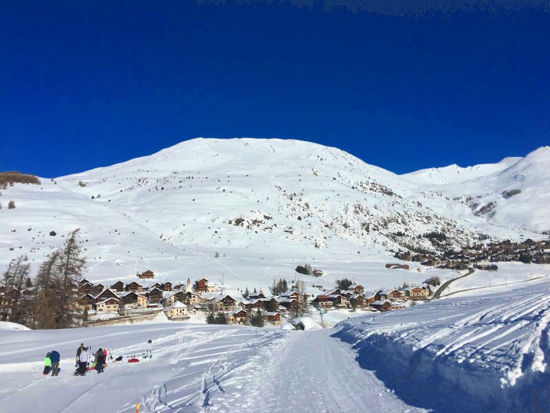 Le hameau Le Coin sous la neige, grand ciel bleu, Molines-en-Queyras