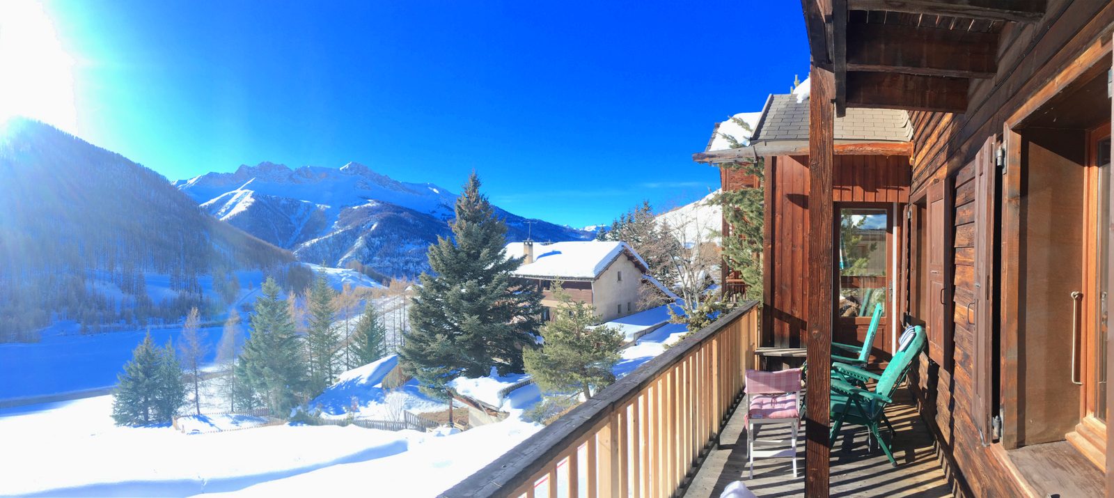 Balcon du chalet face à la vallée enneigée du Queyras