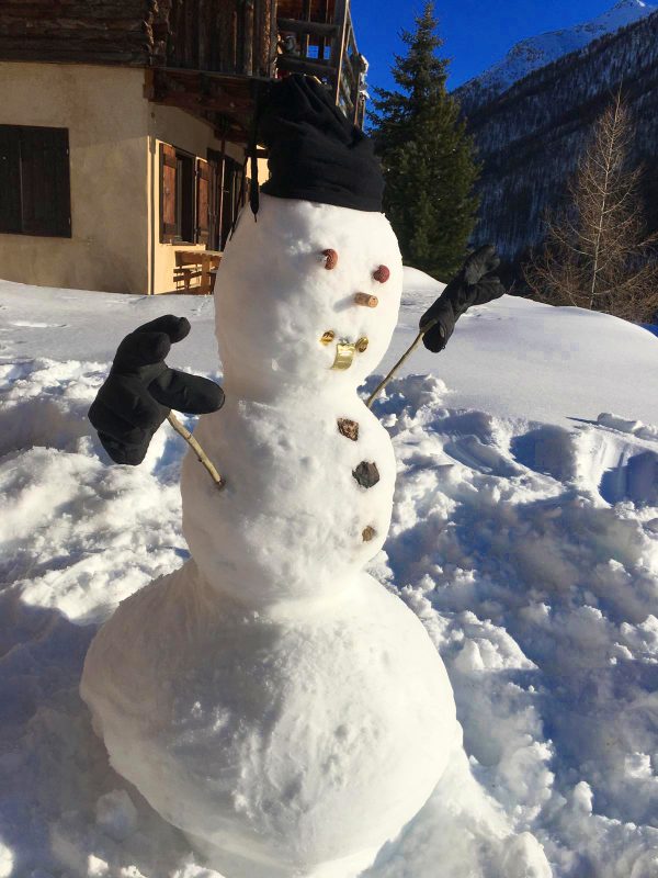 Bonhomme de neige au pied du chalet Leyvoraz