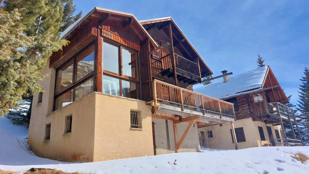 Façade du chalet Leyvoraz un matin d'hiver dans le Queyras