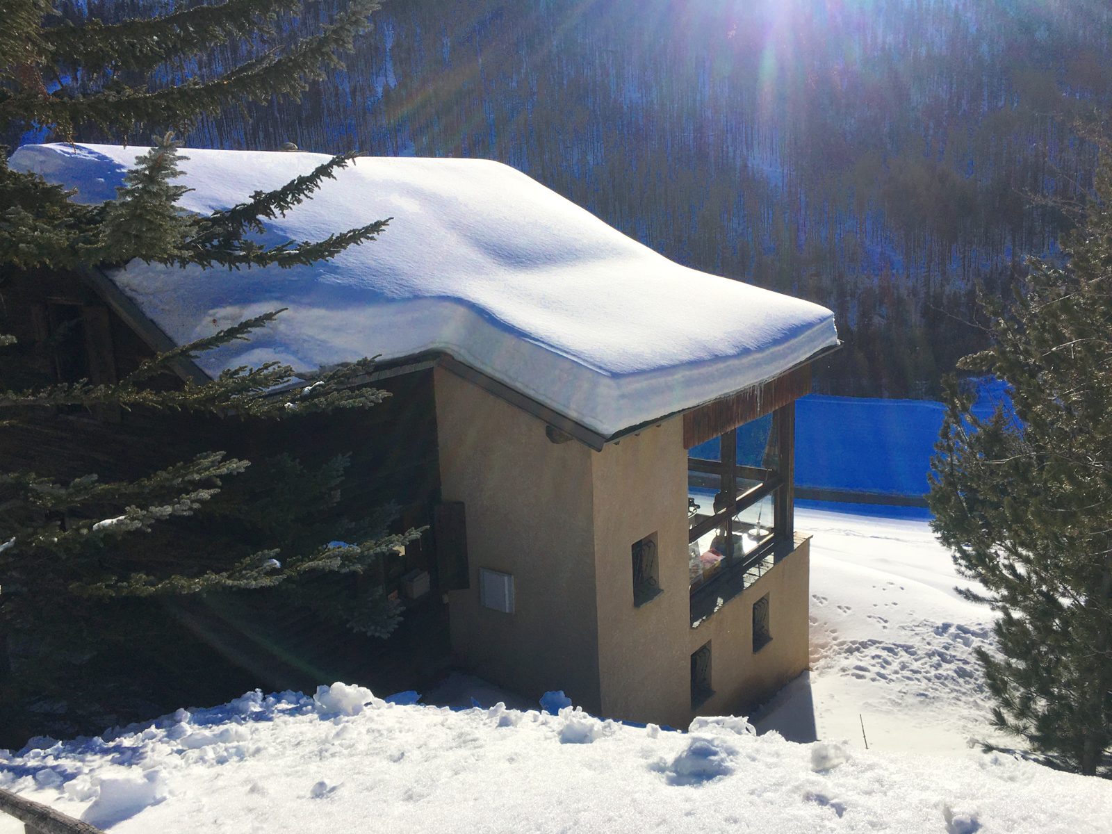 Le chalet Leyvoraz vu de la route, sous la neige