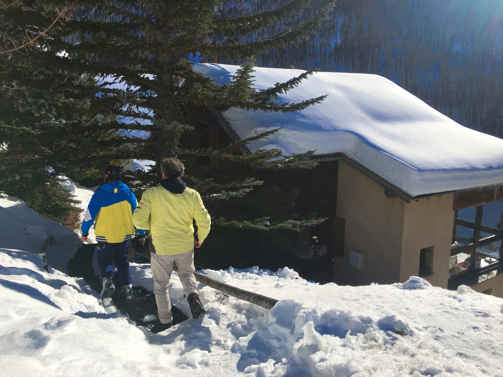 Le chemin qui descend au chalet, en hiver