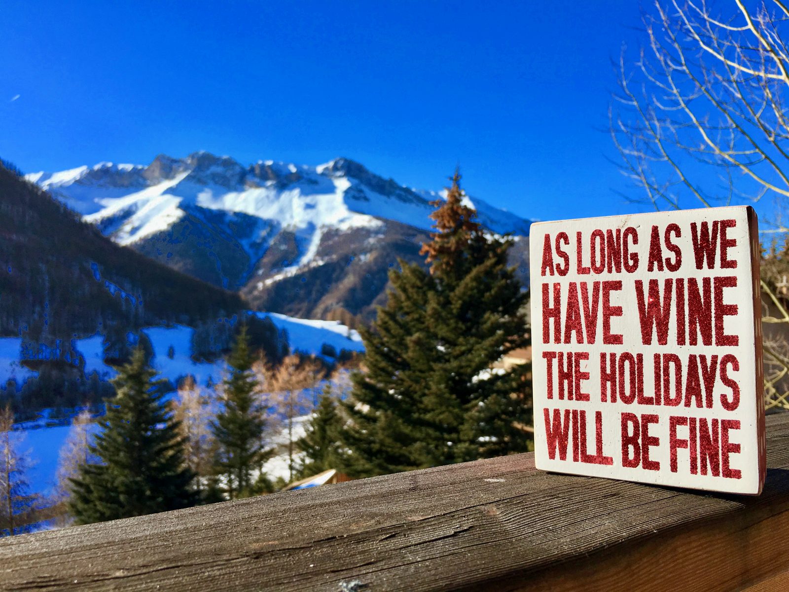 Pancarte humoristique sur le balcon du chalet en hiver