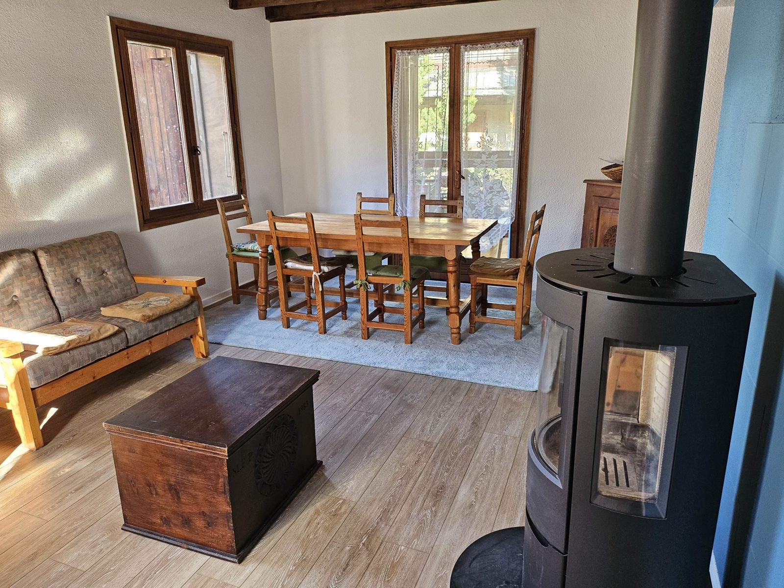 Séjour et salle à manger du chalet Leyvoraz