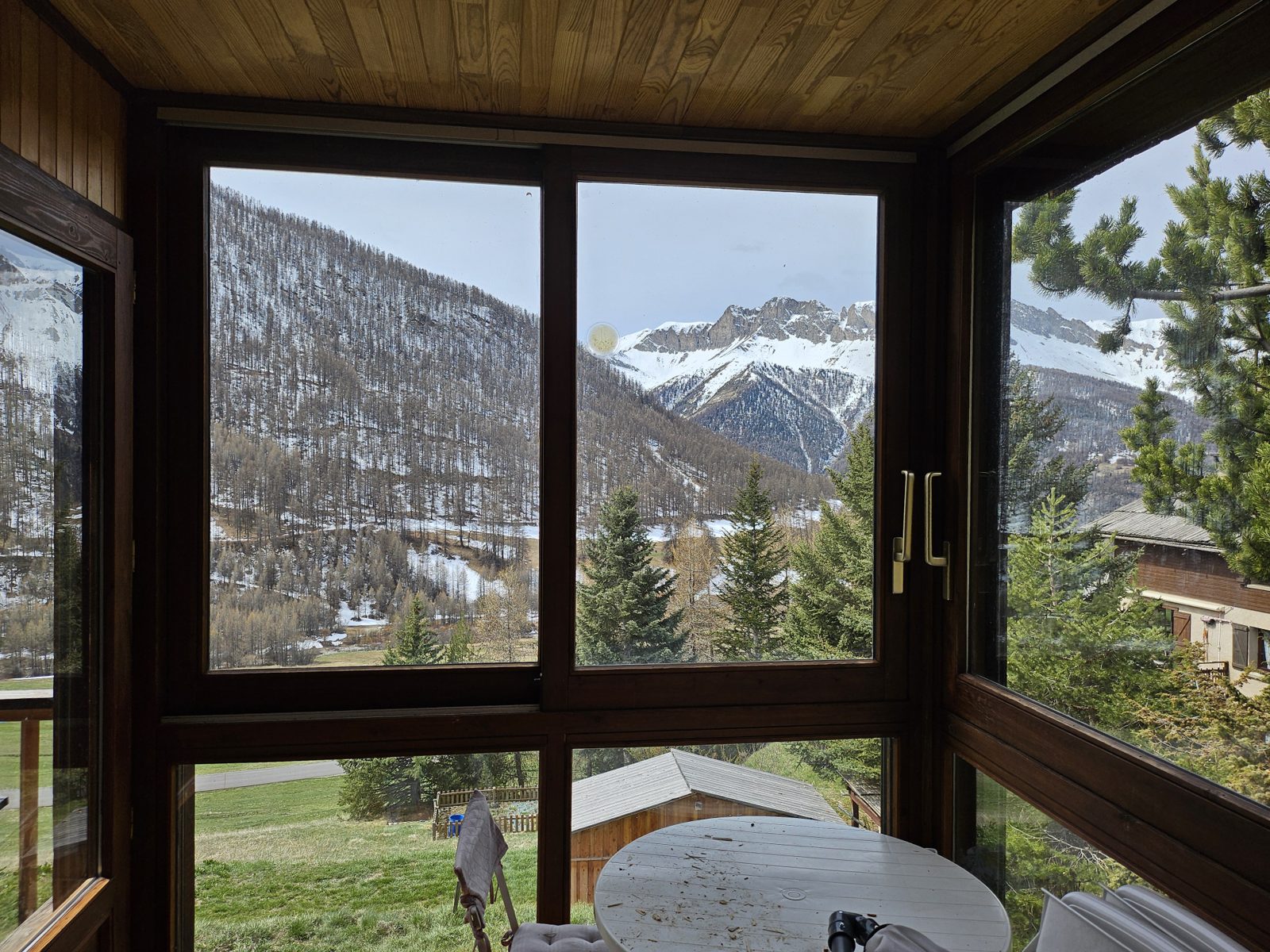 Vue sur les sommets depuis la véranda du chalet